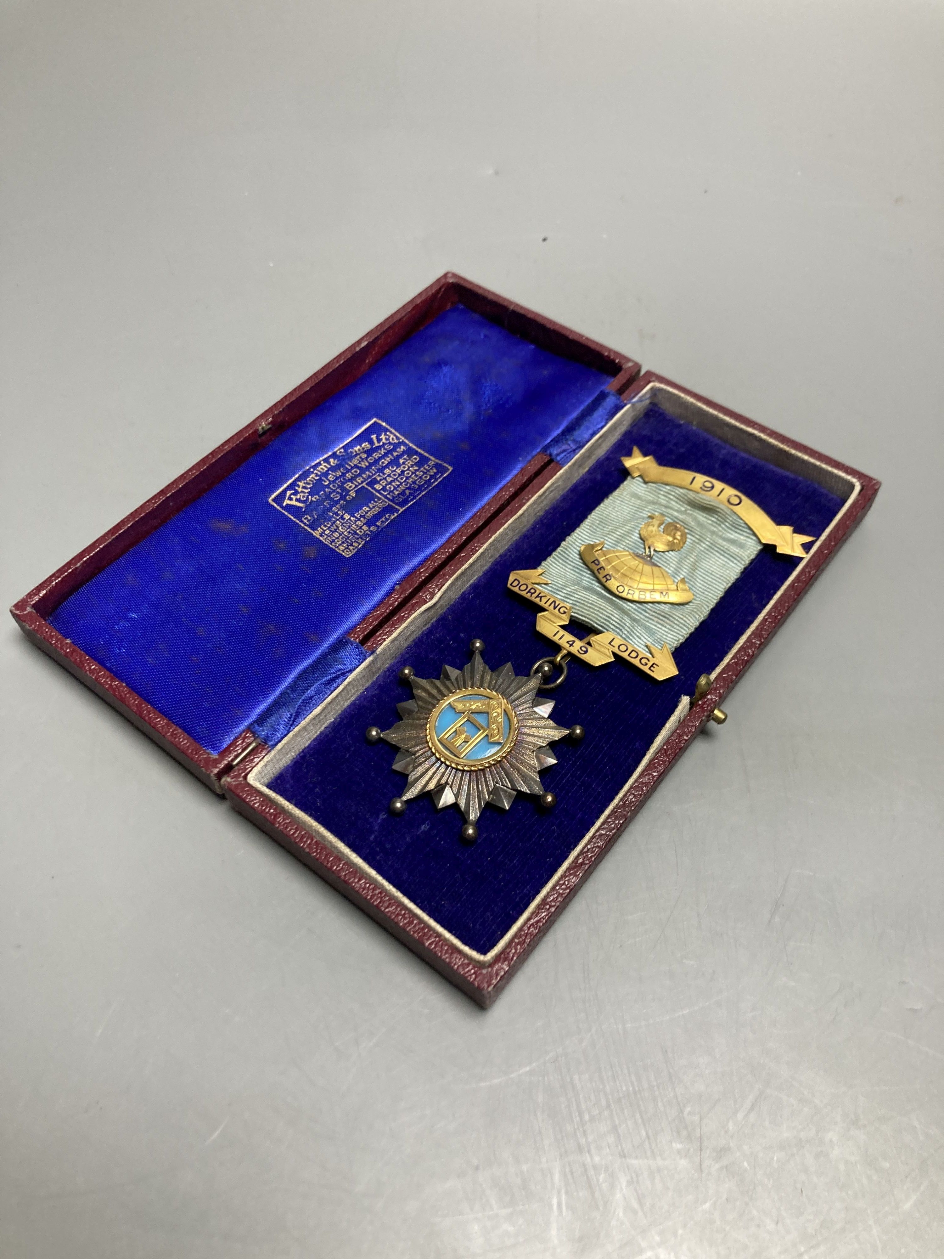 An early 20th century 9ct gold and enamel masonic jewel, Dorking Lodge 1149, overall 11.5cm, gross 29 grams.